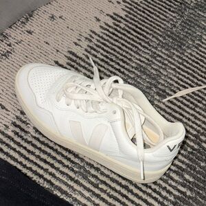Women’s white Veja